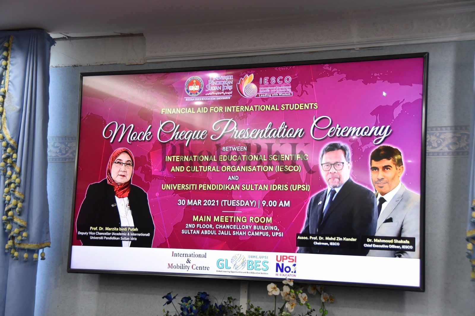 30 MAC 2021 Mock Cheque Presentation Ceremony Between International education Scientific & Culture Organasation (IESCO) dan UPSI