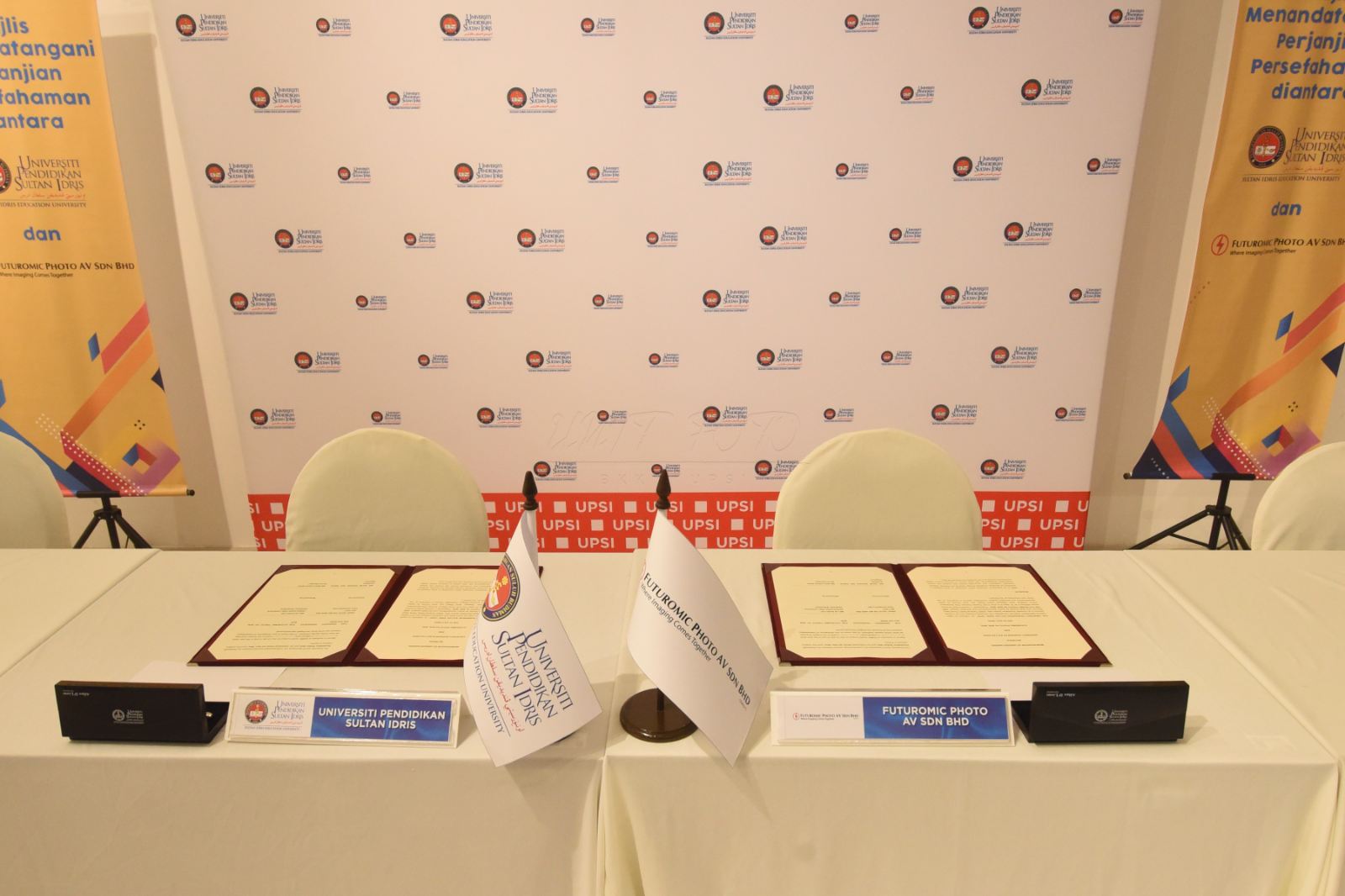 MAJLIS MOU UPSI DAN FUTUROMIC PHOTO AV SDN BHD DAN PAMERAN KARYA PELAJAR TAHU AKHIR