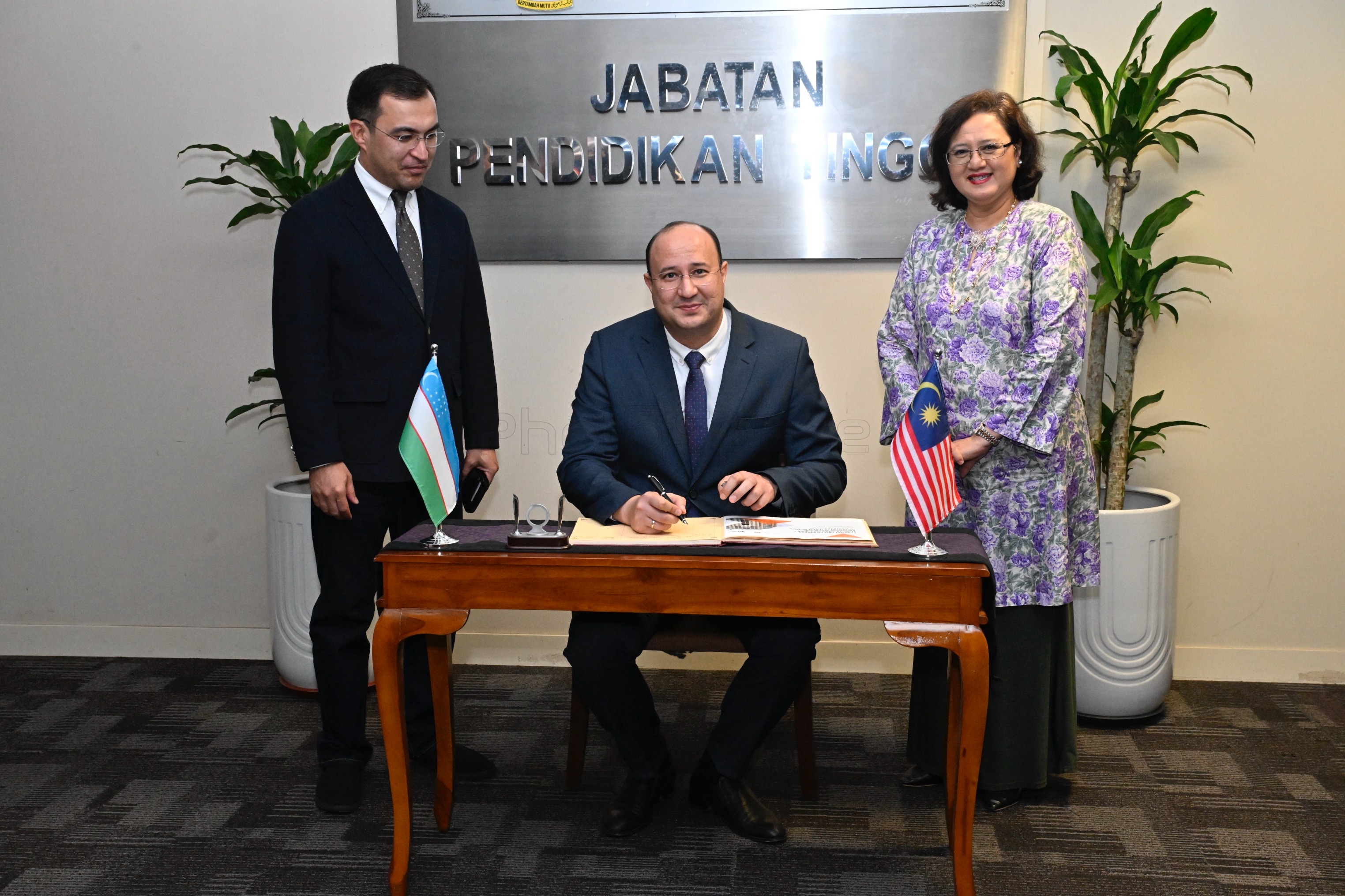 SESI KUNJUNGAN HORMAT TIMBALAN MENTERI PENDIDIKAN TINGGI SAINS DAN INOVASI REPUBLIK UZBEKISTAN KE ATAS YBHG. DATUK KETUA PENGARAH PENDIDIKAN TINGGI