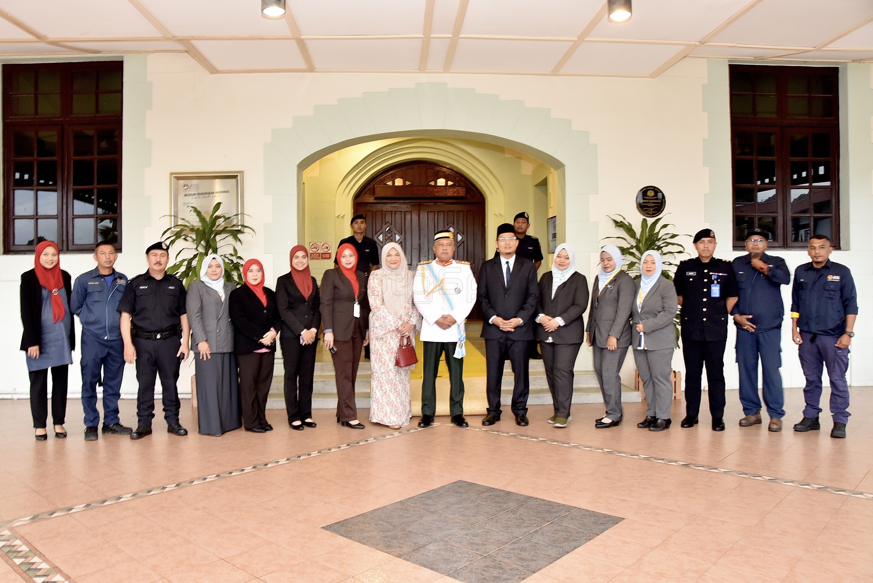 ISTIADAT PERBARISAN PENTAULIAHAN DIRAJA DAN PENGURNIAAN WATIKAH TAULIAH PEGAWAI KADET PALAPES UNIVERSITI AWAM Kali Ke 42